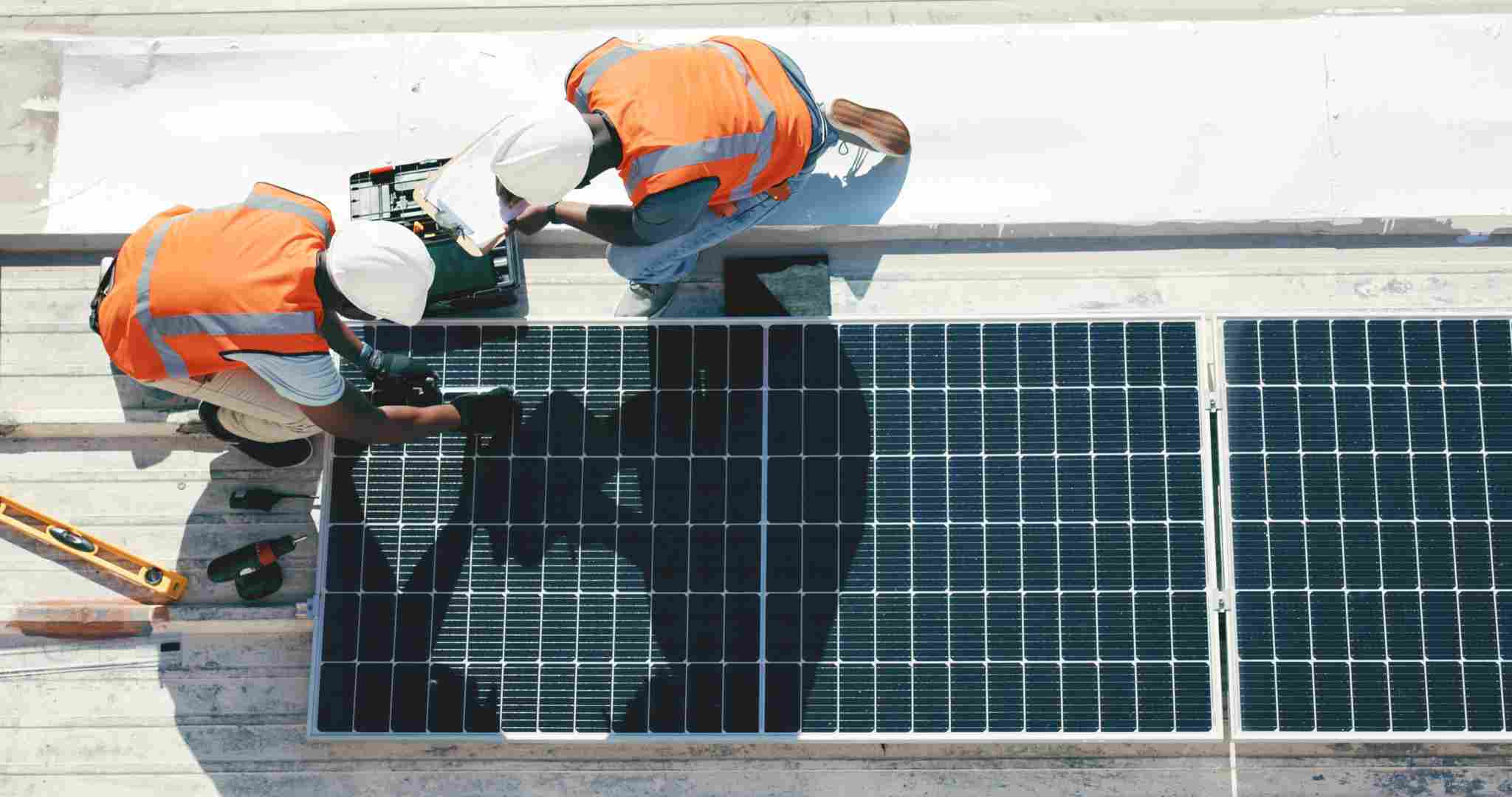 Imagen de trabajos en cubierta sobre paneles solares