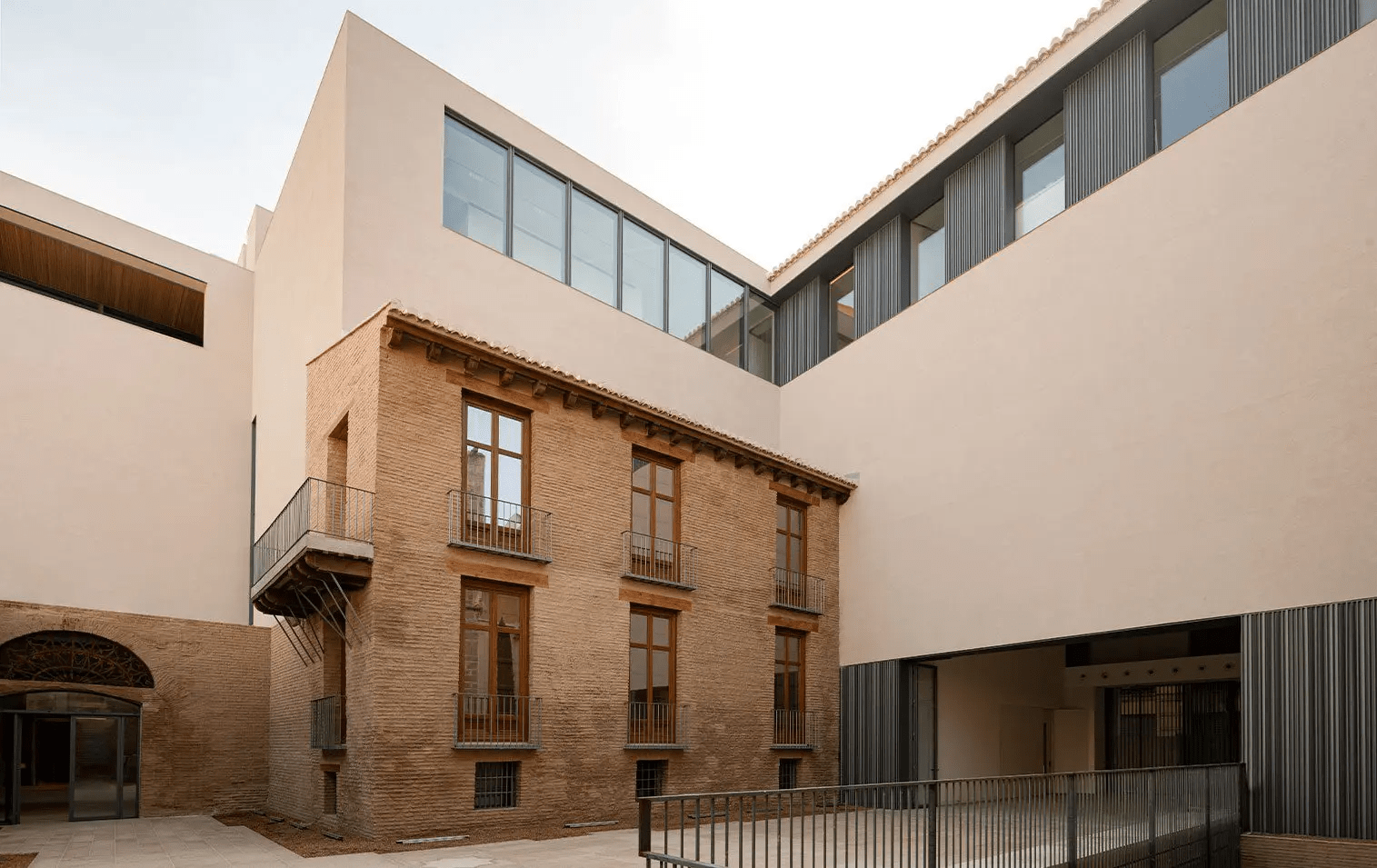 Image of the facade of the Hortensia Herrero Art Center in Valencia, Spain