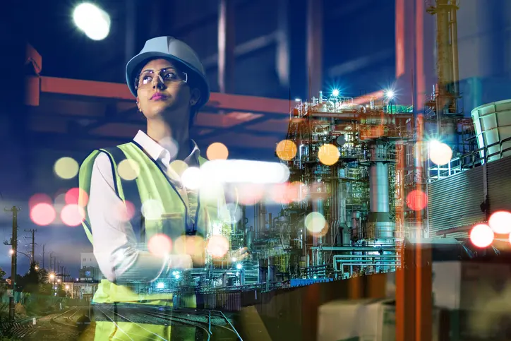 El Safety Manager trabajando en las obras en una fábrica industrial